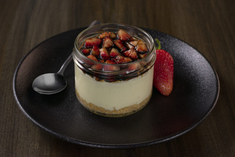 CHEESECAKE DE FRUTILLA A LA REDUCCION BALSAMICA